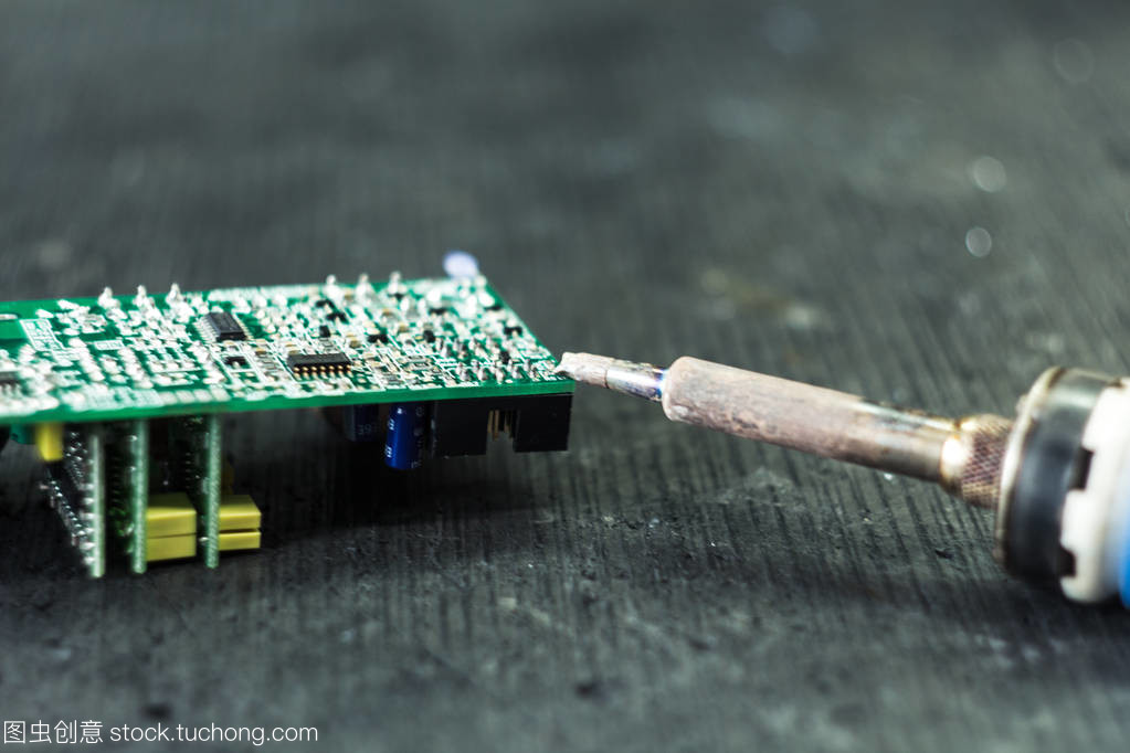 烙铁与焊锡 深色背景下的电子维修艺术