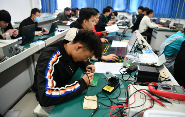 精益求精展技艺，匠心铸魂育英才——我校成功承办2021年河南省高等职业教育技能大赛“电子产品设计及制作”项目竞赛